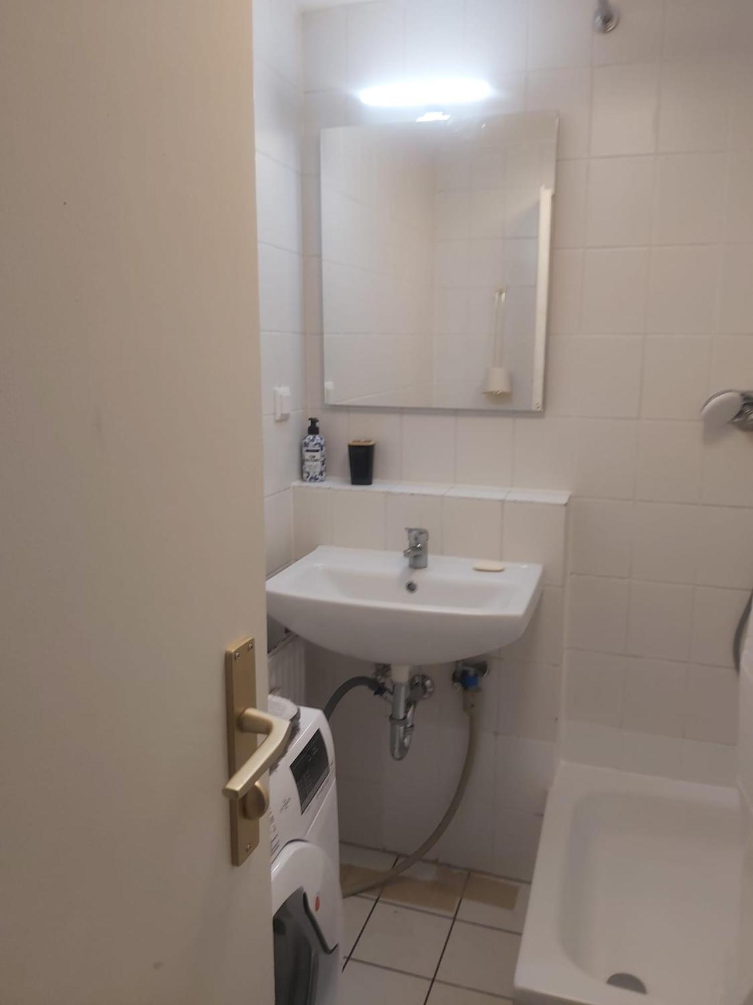Appartement *** Comfortable 30m2 Studio Hansaring 19 *** Mediapark / Messe / Dom Keulen